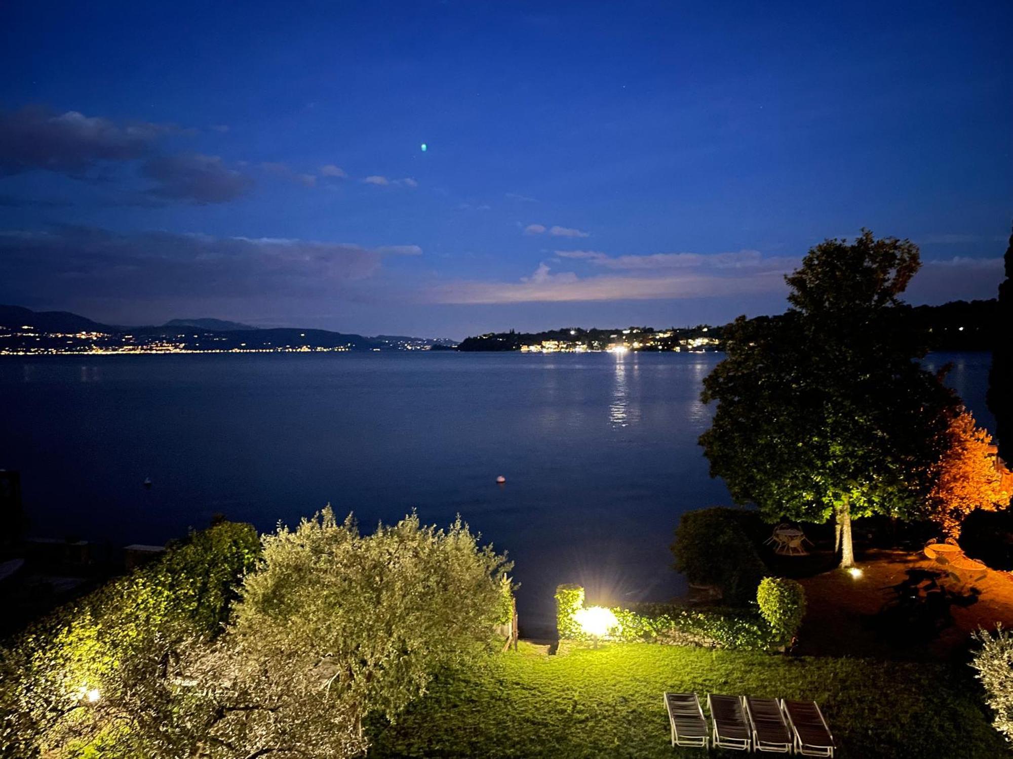 Luxury Lakeside Apartment Right On The Water Сало Экстерьер фото