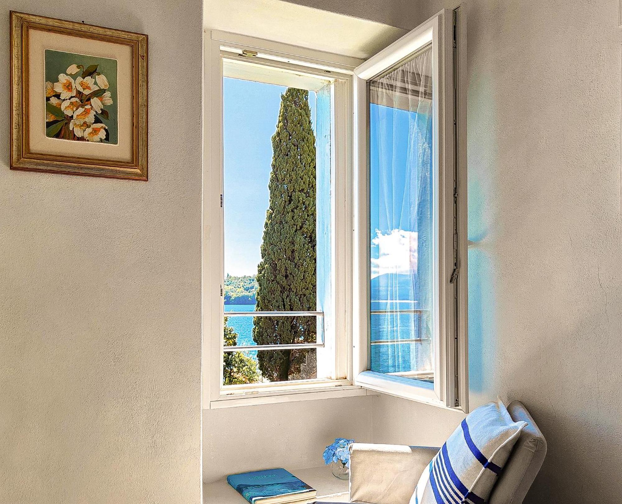 Luxury Lakeside Apartment Right On The Water Сало Экстерьер фото