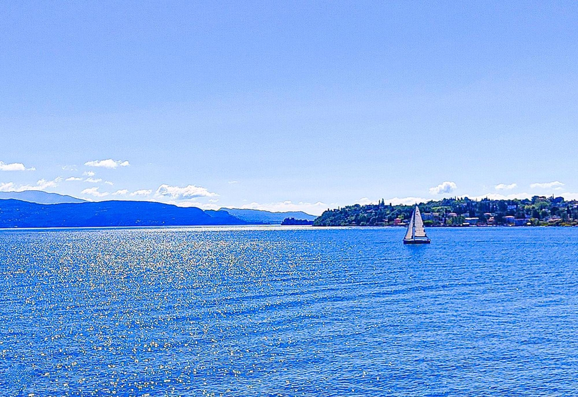 Luxury Lakeside Apartment Right On The Water Сало Экстерьер фото