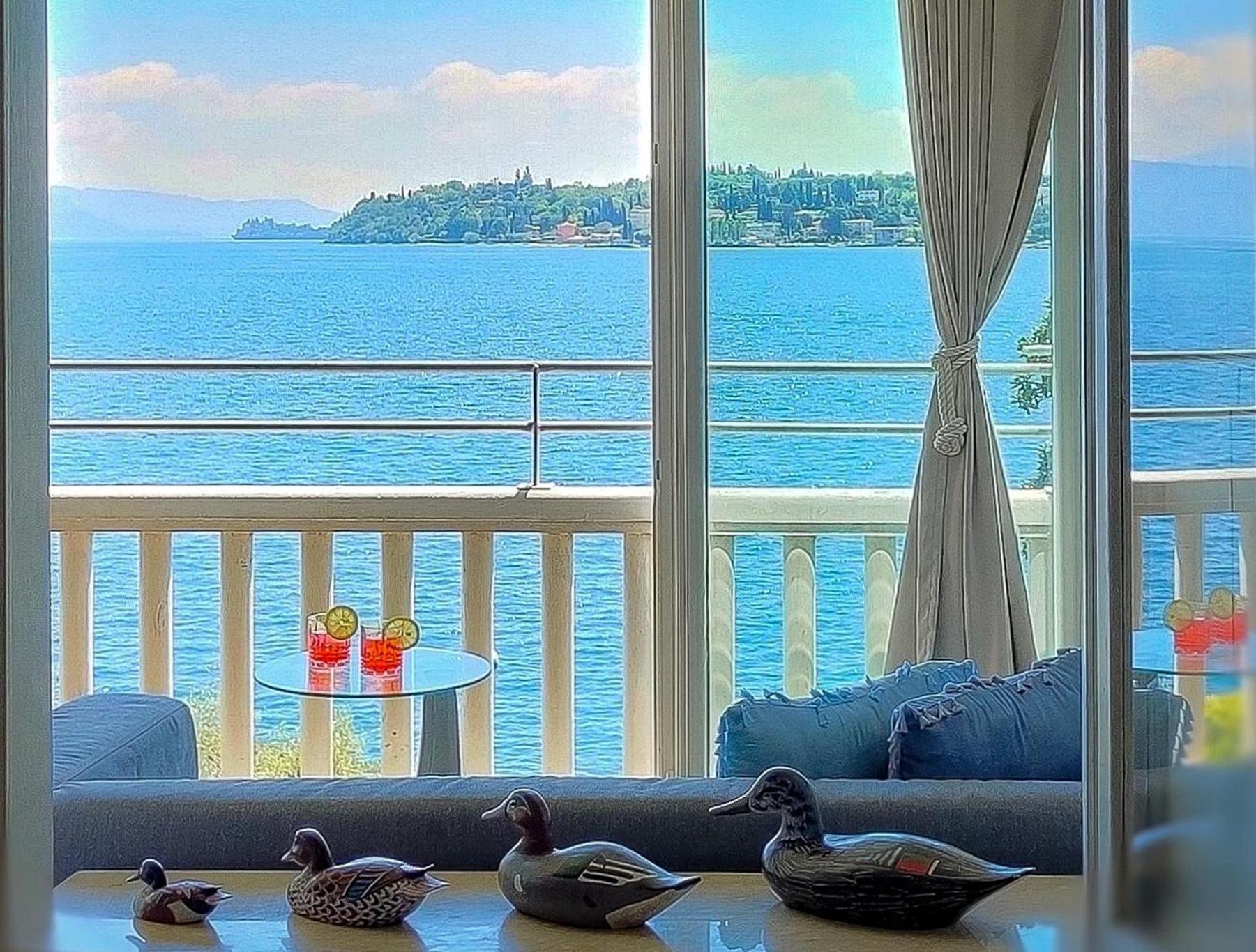 Luxury Lakeside Apartment Right On The Water Сало Экстерьер фото