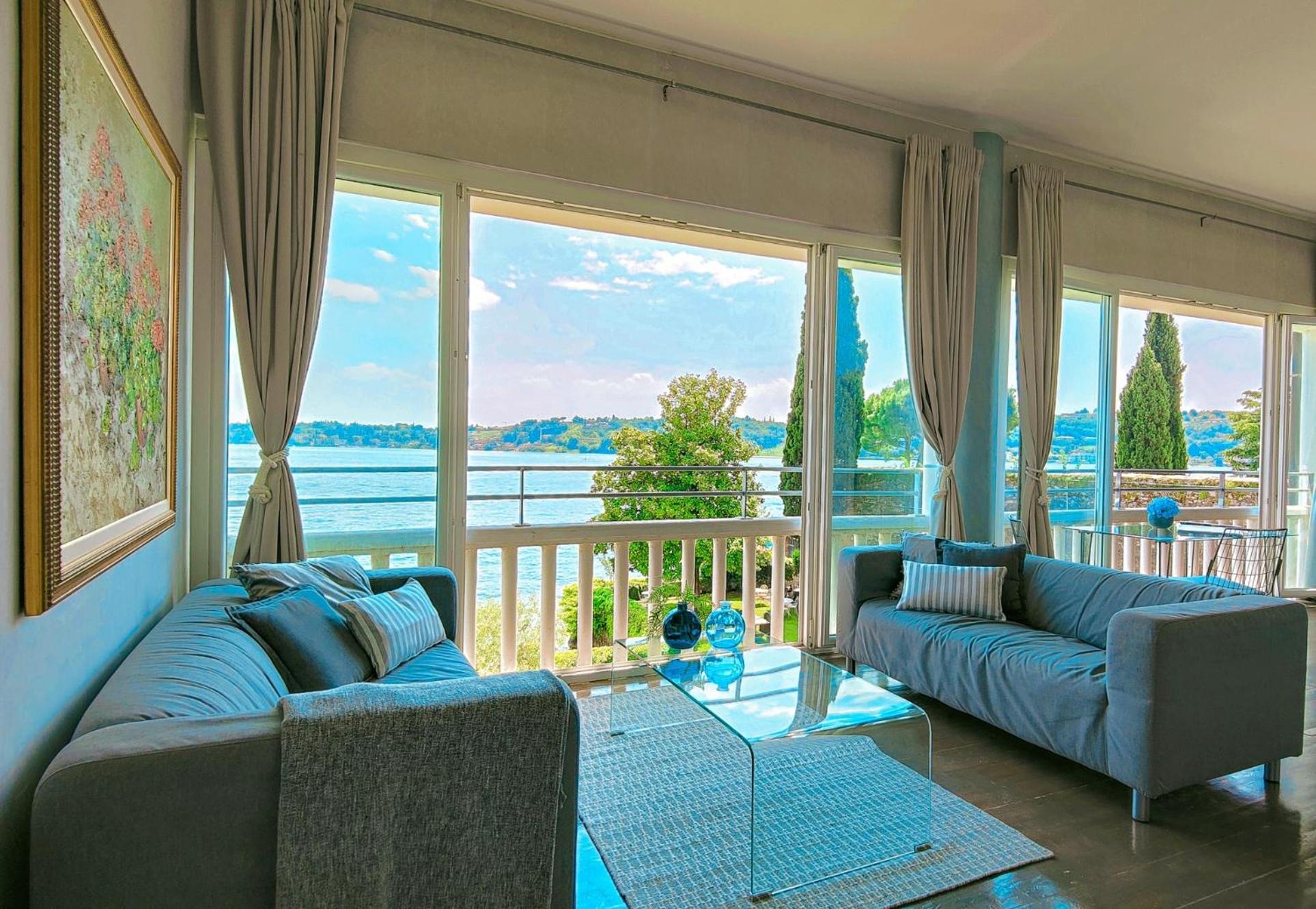 Luxury Lakeside Apartment Right On The Water Сало Экстерьер фото