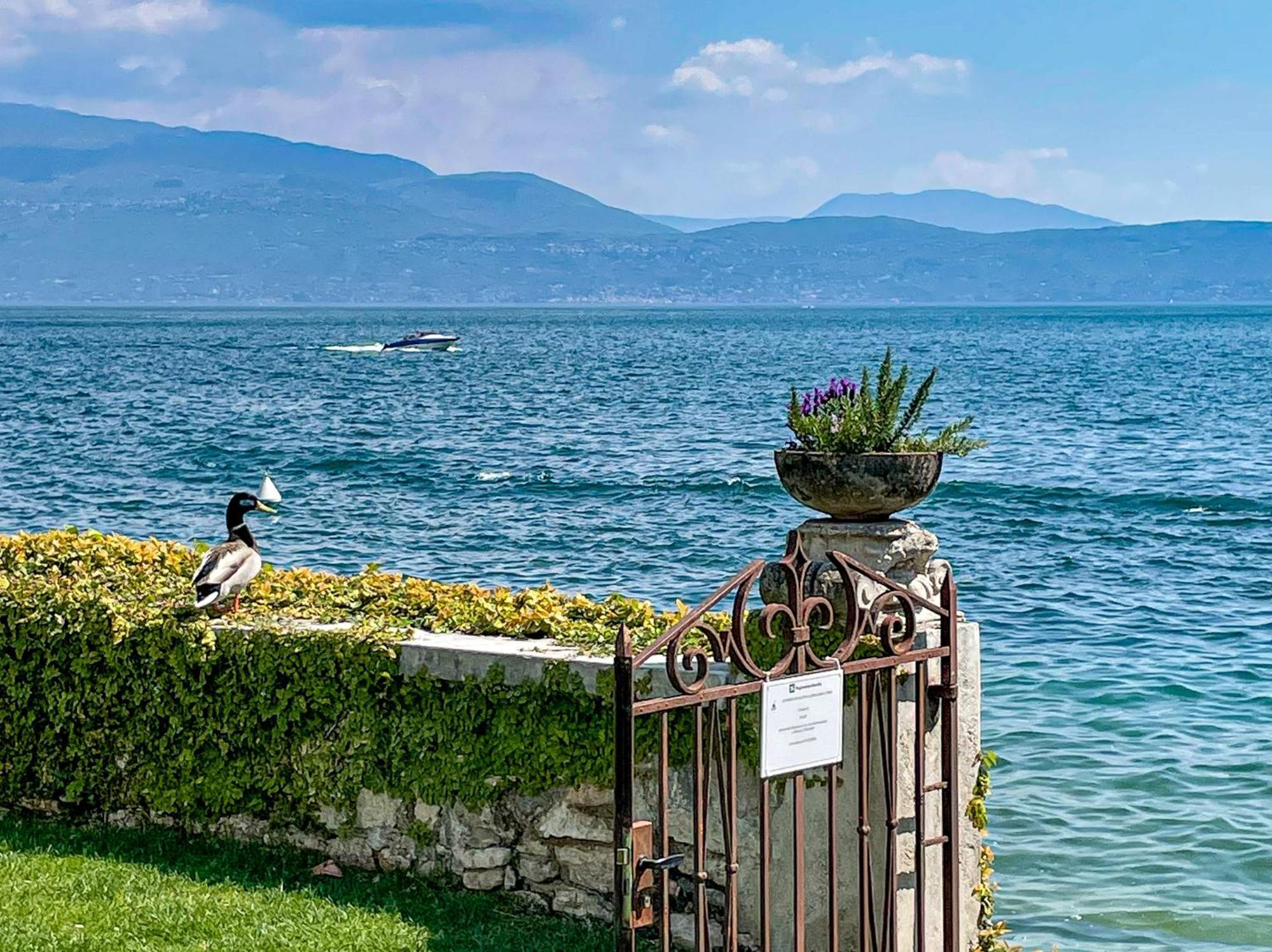 Luxury Lakeside Apartment Right On The Water Сало Экстерьер фото