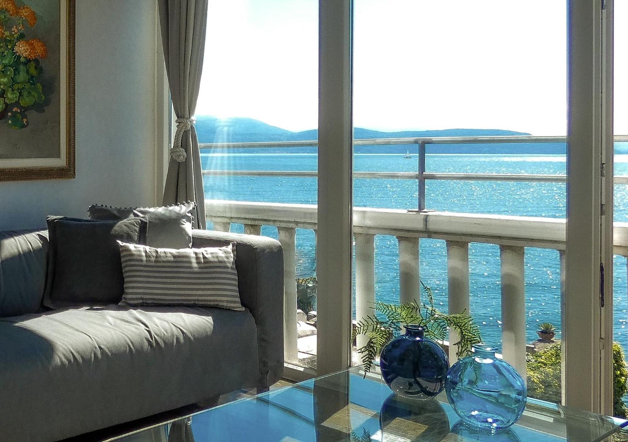 Luxury Lakeside Apartment Right On The Water Сало Экстерьер фото